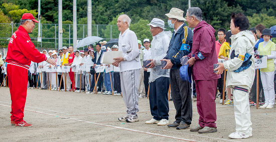 「高齢青年チーム賞」を受賞した板野チーム